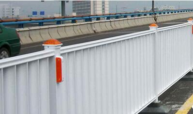 1625478418401744.jpg 銅陵交通隔離欄的日常維護(hù)及保養(yǎng)知識(shí).jpg