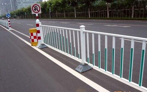 1625534863434061.jpg 如何有效防止交通護(hù)欄網(wǎng)和隔離柵的防腐和破壞?.jpg