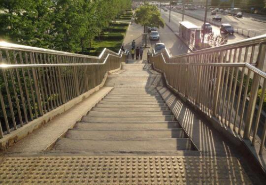 1625535554831718.jpg 人行跨路橋的特點.jpg